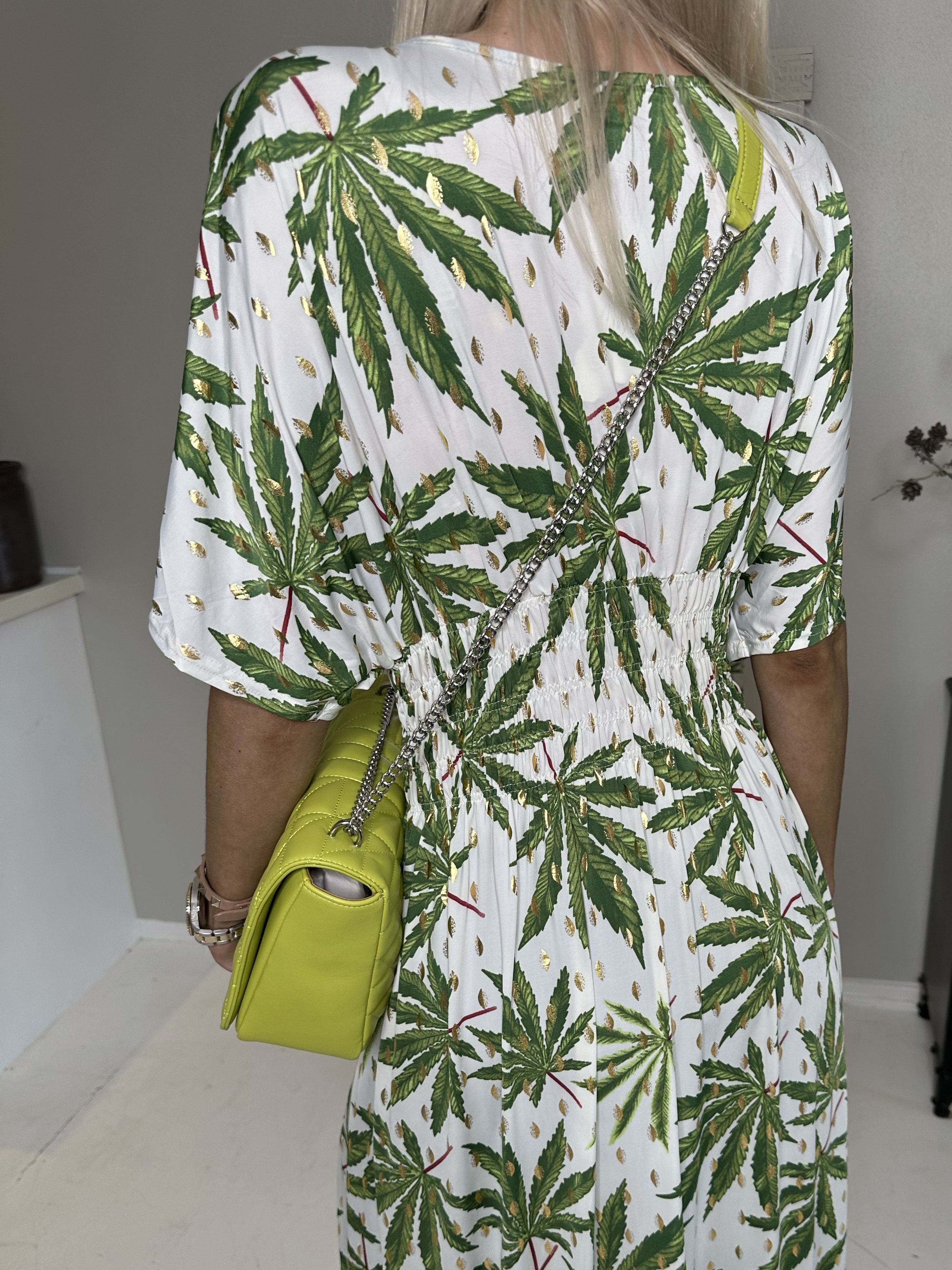 Pams Leaf - Lang elastisk kjole i krølfrit stof